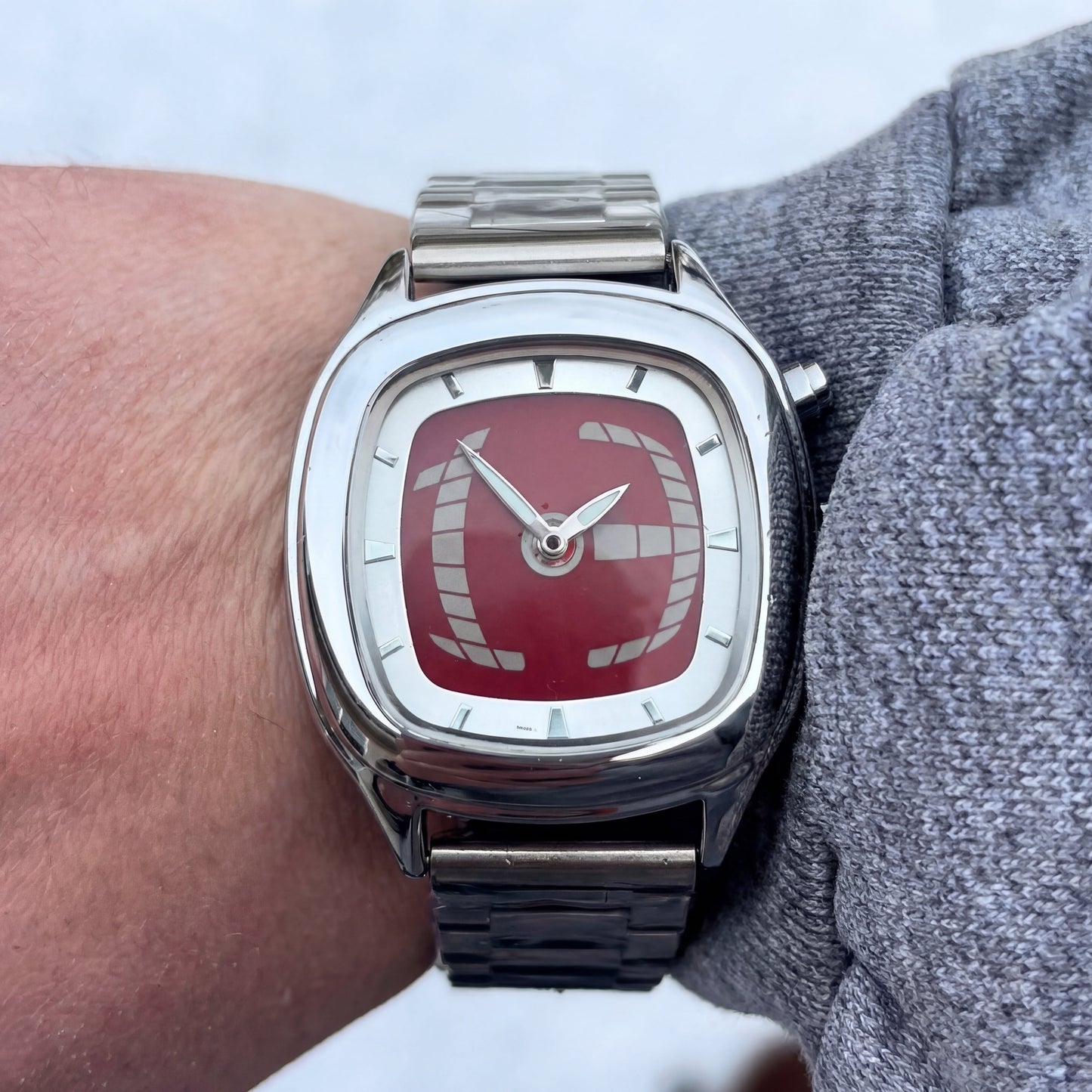 RetroPulse™ - Vintage Steel Watch